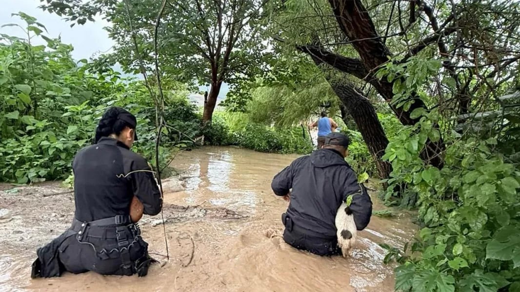 Equipos de emergencia provincial colaboran en la evacuación de familias tras la crecida del río Arenales en Salta