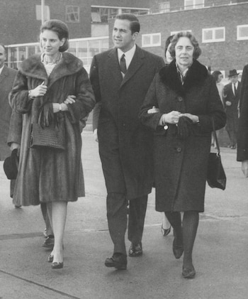 Catalina de Grecia junto al rey Constantino y la reina Ana María (Grosby)