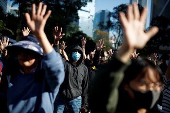 La gente levanta las manos mientras cantan el himno de protesta "Gloria a Hong Kong" durante una protesta antigubernamental en el distrito Central de Hong Kong, China. 30 de noviembre de 2019. REUTERS/Thomas Peter