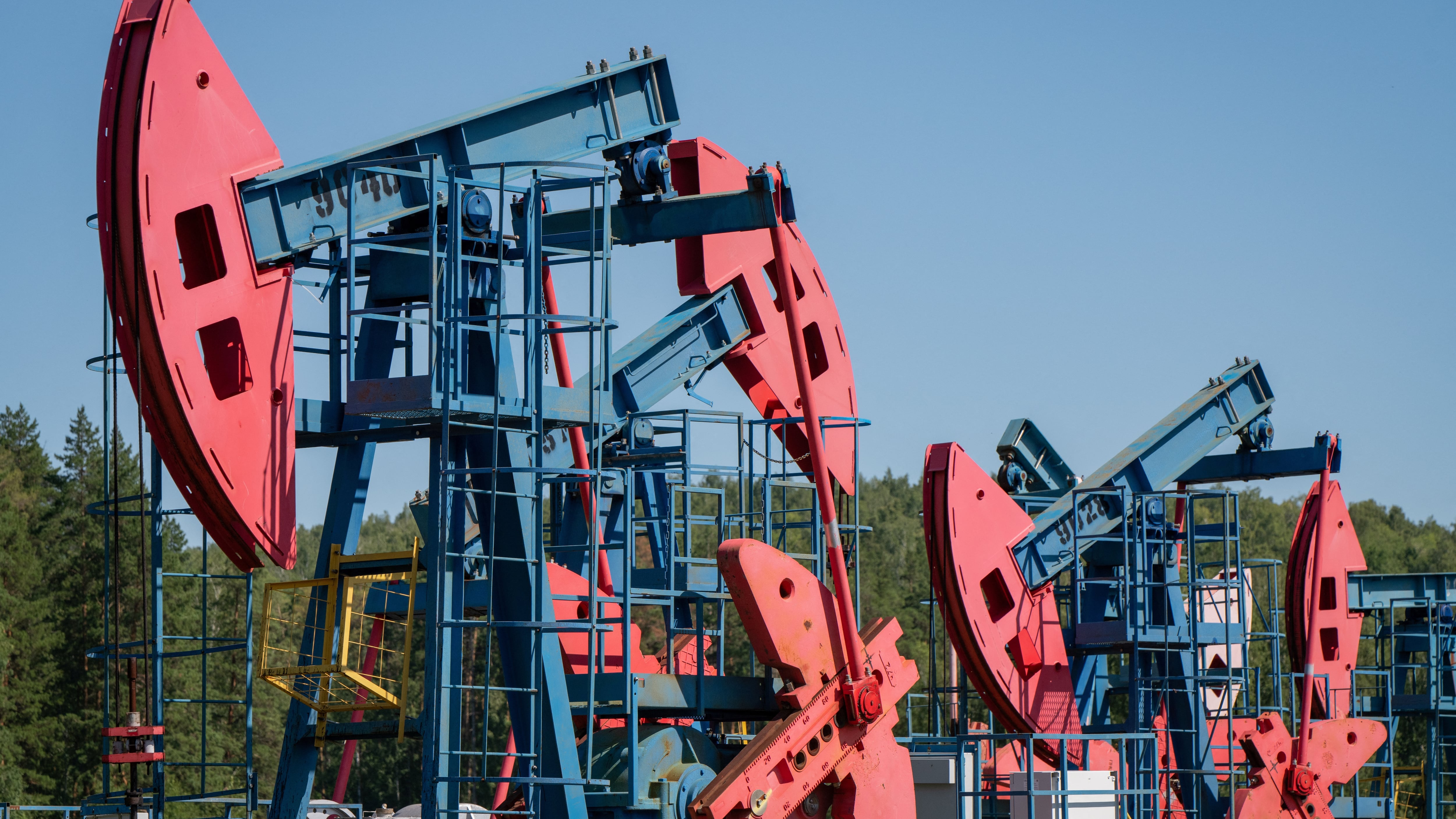 Bombas de extracción de petróleo en las afueras de Almetyevsk, en la república de Tartaristán, Rusia. 14 de julio de 2025 (REUTERS/Stringer)