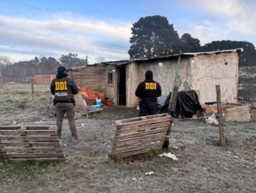 Agentes de la División Departamental de Investigaciones de la Policía llevan a cabo un allanamiento en una vivienda rural de Mar del Plata, en el marco de una investigación por homicidio (La Capital)