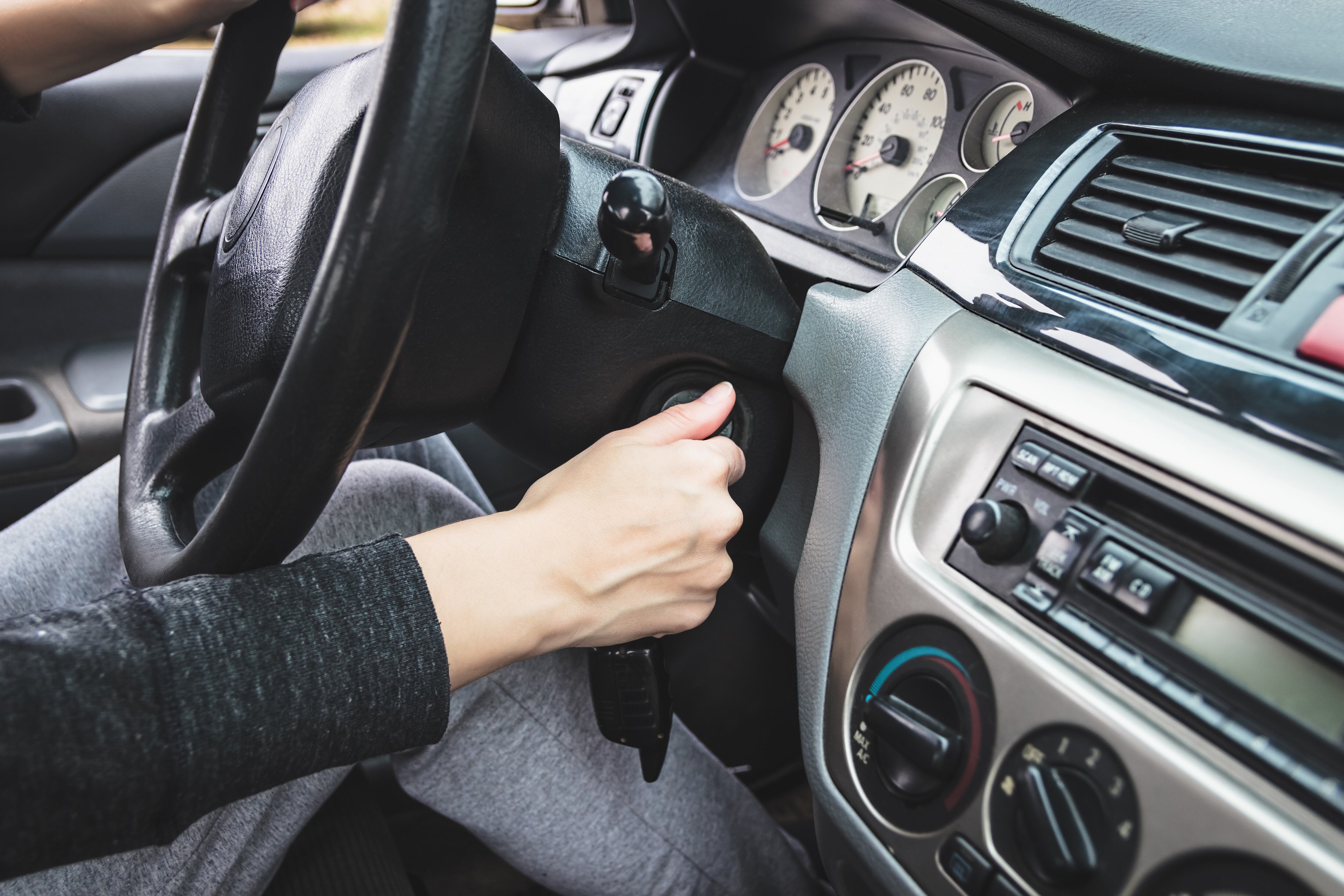 Una mujer arranca un coche. (Adobe Stock)