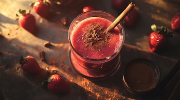 Bebida natural, jugo de fresa, canela, sabor frutal, aroma especiado. - (Imagen Ilustrativa Infobae)