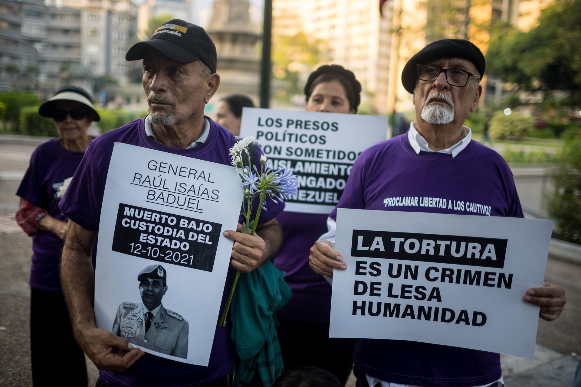 Personas participan en una manifestación en Caracas (Venezuela). (EFE/Miguel Gutiérrez)