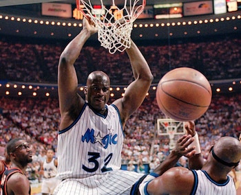 Shaquille O’Neal vivió en 1996 el año más decisivo de su vida profesional, combinando un cambio de equipo, un oro olímpico y el inicio de su carrera artística (AP Foto/Peter Cosgrove, archivo)