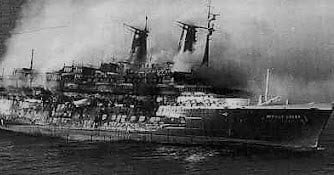 El Achille Lauro envuelto en humo y llamas durante un incendio a bordo que marcó una de las etapas más trágicas de su historia