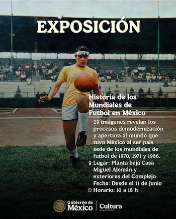 Um jovem de camiseta amarela e short branco chuta uma bola em um campo com uma multidão de espectadores atrás.