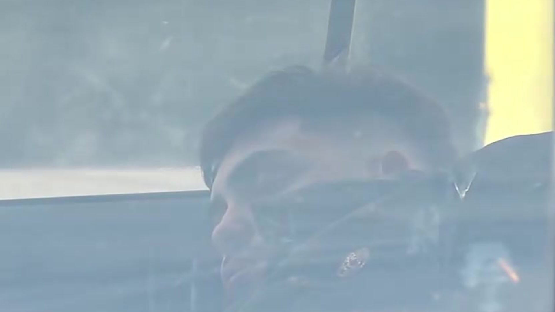 El conductor de la Amarok fue captado mientras dormía en un patrullero luego del choque