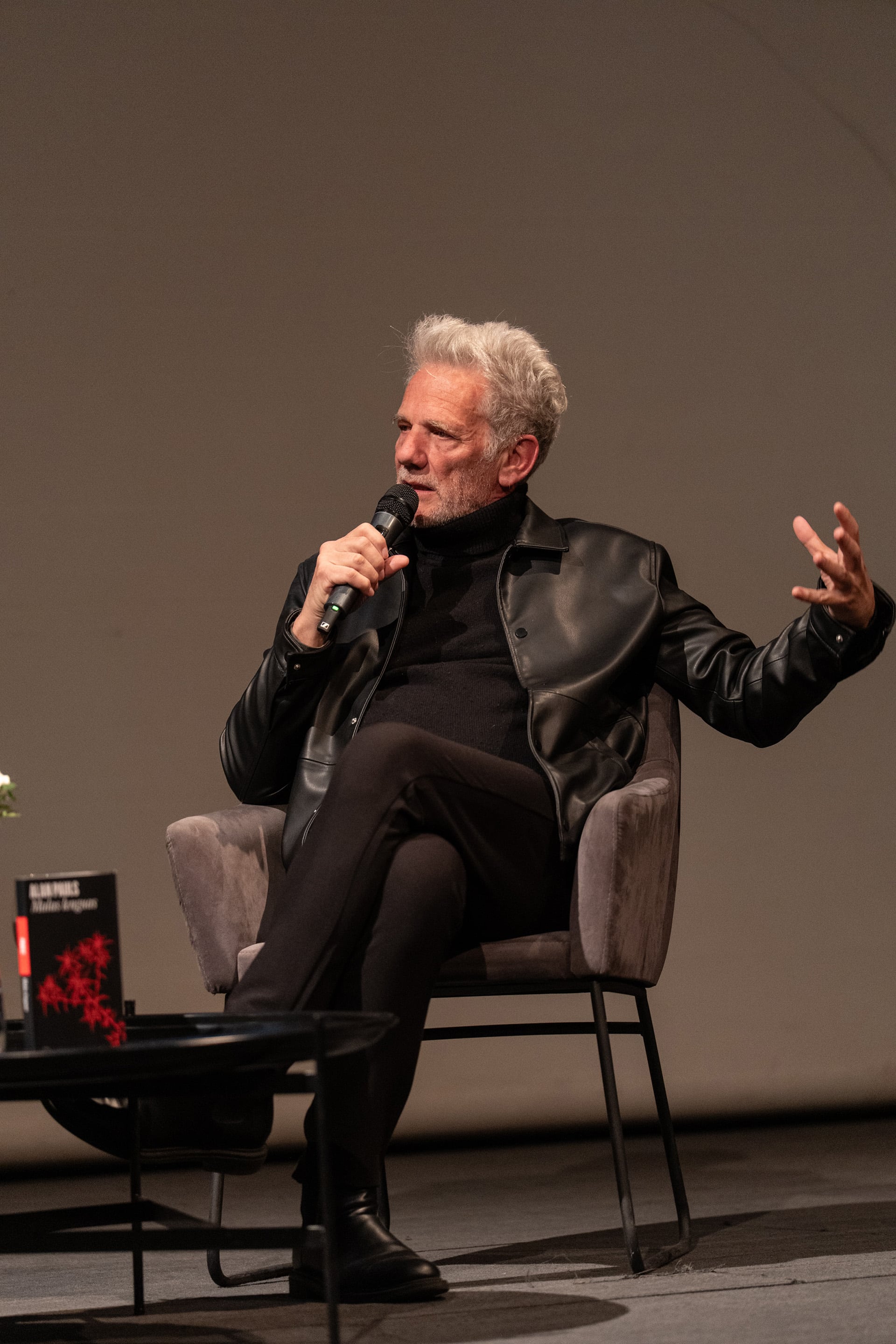 Cuando se quedó a vivir en Berlín pensó que iba a poder escribir algo vinculado a su historia familiar, pero no. Pauls se encontró con que a diferencia de otros escritores, no tiene el
