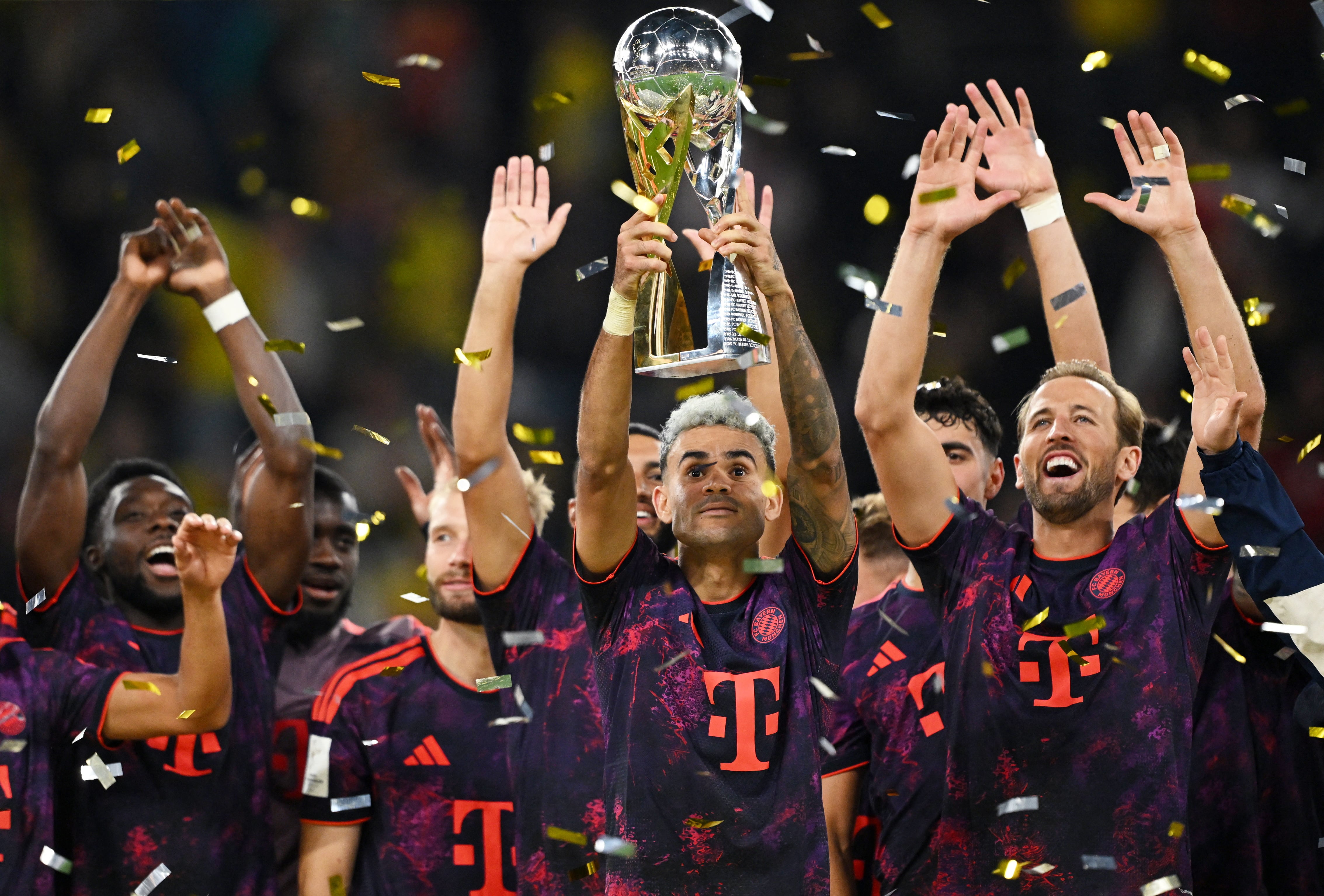 Bayern Múnich levantando el primer título de la temporada 2026-2027-crédito Teresa Kroeger/REUTERS