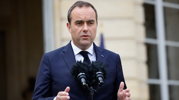 El Gobierno francés propuso un ajuste fiscal de 54.000 millones de euros para reducir el déficit en 2027