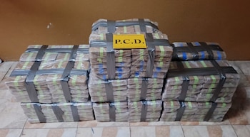 La Policía decomisó 5 millones de colones y 279 paquetes de cocaína, 106 kilos de marihuana. Fuente: MSP