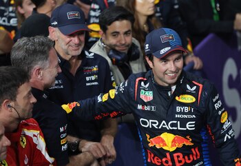 Sergio Pérez finalizó en segundo lugar en el GP de Arabia Saudita, aunque fue sancionado por una maniobra al salir de los boxes.. EFE/EPA/ALI HAIDER