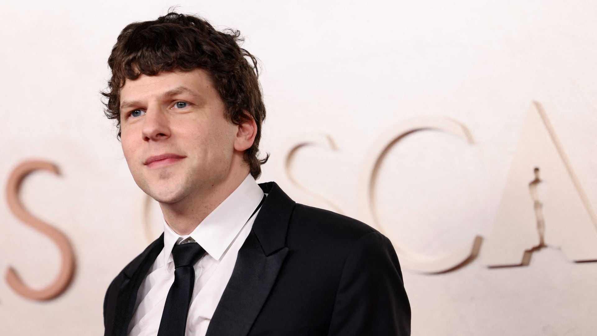 En la entrevista con First We Feast, Jesse Eisenberg vinculó sus estudios de antropología y su ansiedad con su forma de escribir, actuar y pensar los personajes (REUTERS/Aude Guerrucci)
