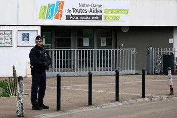 Un policía frente a una