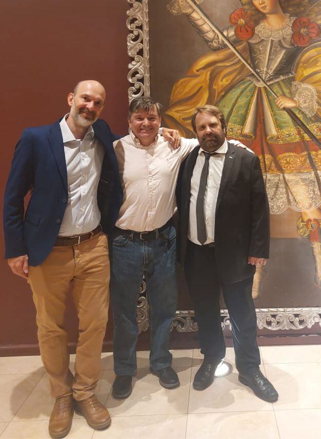 Ros con sus abogados, Martin Olari Ugrotte y Carlos Garmendia, luego de conocer el veredicto absolutorio