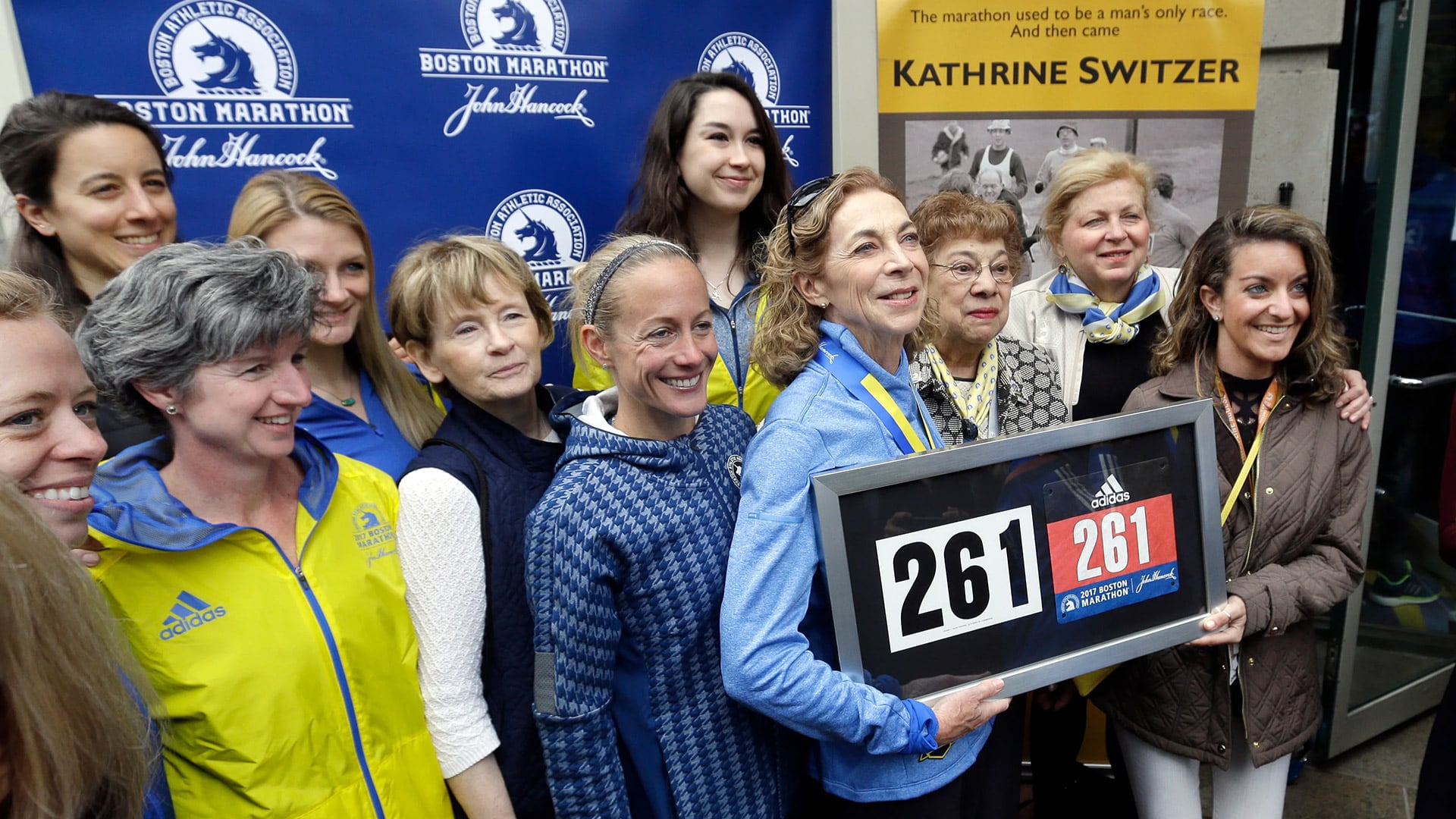 Kathrine Switzer recibió muchos reconocimientos. Uno de ellos fue en 2017: la Maratón de Boston retiró el número 261. Nadie pudo usarlo desde entonces (AP)