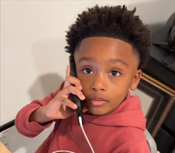 La madre explicó a la revista estadounidense People que su objetivo era que su hijo adquiriera habilidades prácticas y autonomía, acompañándolo paso a paso en el proceso de organizar una comida fuera de casa. Foto: Tik Tok @
reina_gee