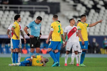 Neymar en el suelo luego