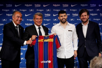 Agüero firmó un contrato de