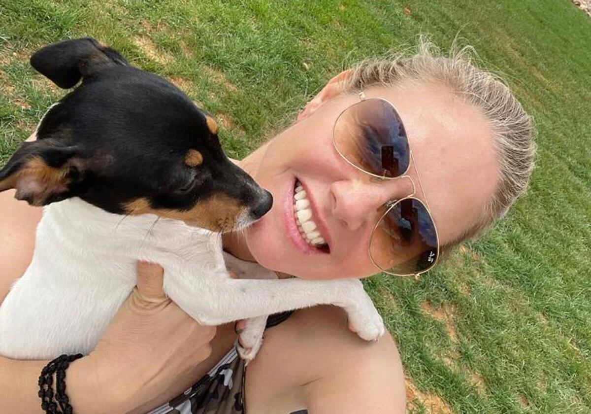Genoveva Casanova y su perro en una imagen compartida en redes sociales (@genoveva_casanova_official).