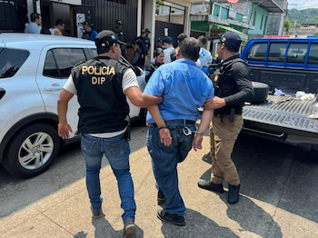Capturan a prestamistas “Gota a Gota” señalados de lavado de dinero, usurpación y falsedad ideológica en Guatemala. Foto Infobae/Cortesía PNC de Guatemala