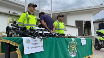 Fusiles M16, pistolas, cartuchos, una