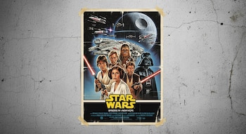 Un cartel de cine vintage de Star Wars: Episodio IV - Una Nueva Esperanza, con Luke, Leia, Han, Chewbacca, Obi-Wan y Darth Vader, pegado a una pared de concreto.