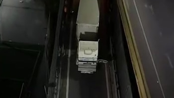 Un camión quedó atascado en uno de los accesos a la Autopista 25 de Mayo