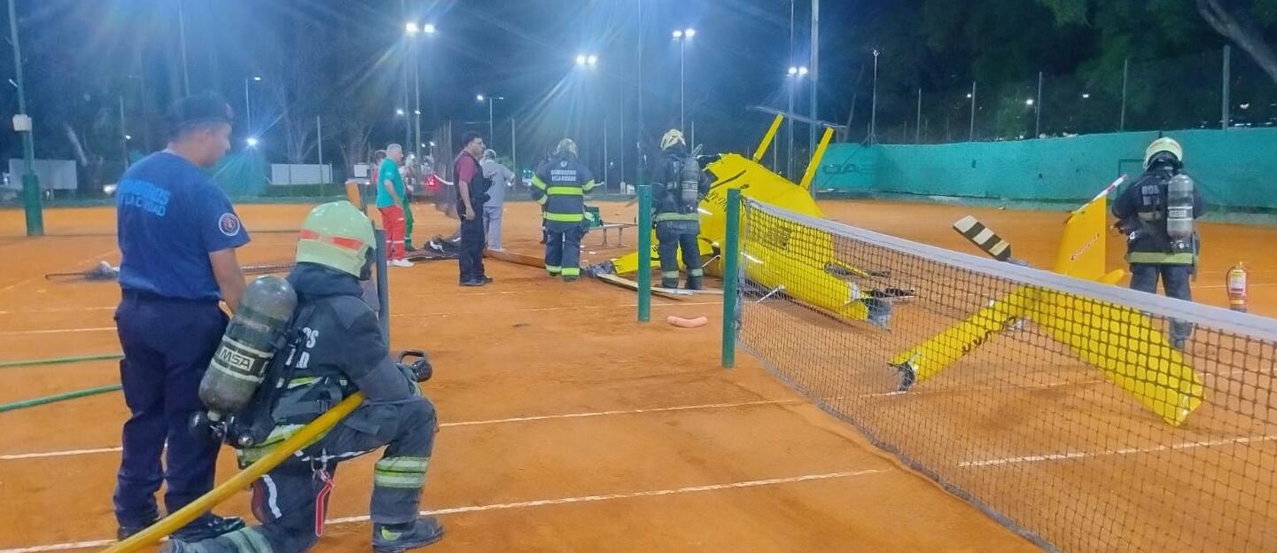 La aeronave cayó en un horario de plena ocupación de las canchas