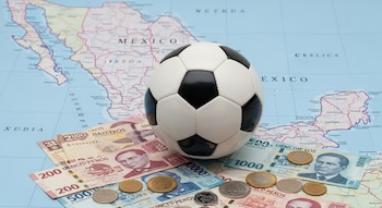 Un mapa de México con un balón de fútbol blanco y negro, billetes mexicanos de varias denominaciones y monedas de peso mexicano.