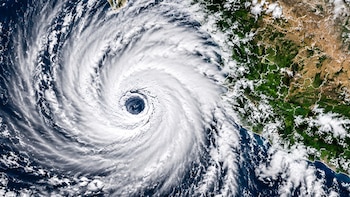 ¿Cuándo, dónde y con qué fuerza tocará tierra el huracán Simón?