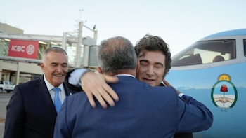 Milei vuelve al interior: dos actos patrios en Rosario y Tucumán en medio del ruido político