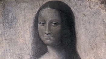 Dibujo monocromático de una mujer con cabello oscuro y liso, rostro sereno, vestida con un atuendo drapeado y manos entrelazadas, sobre papel envejecido