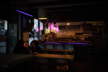 14-10-2021 Interior de un bar