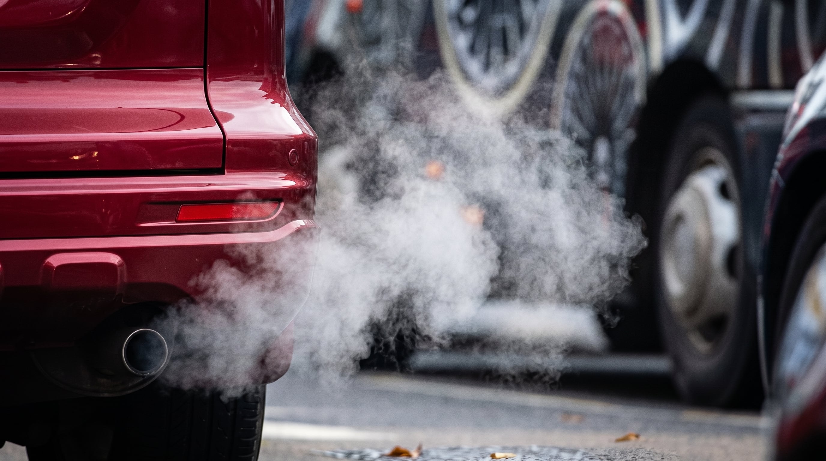 El tubo de escape de un coche expulsa gases de combustión generados por el motor como el dióxido de carbono (CO₂). (Imagen Ilustrativa Infobae)