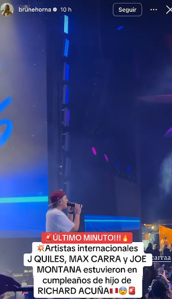 Captura de pantalla de una publicación de redes sociales donde un hombre canta con un micrófono sobre un escenario iluminado