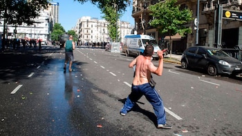 Un hombre arroja una piedra
