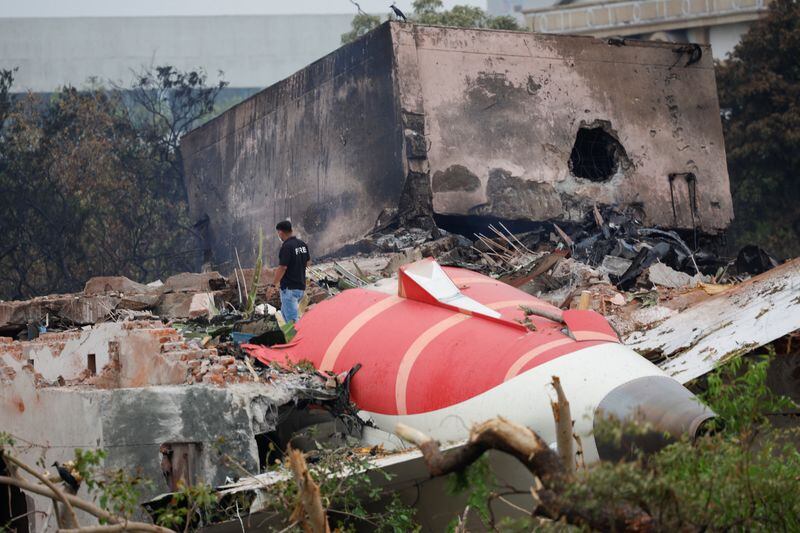 Los expertos ya tienen en su poder las cajas negras del avión y siguen con la investigación para determinar lo sucedido (REUTERS/Adnan Abidi)