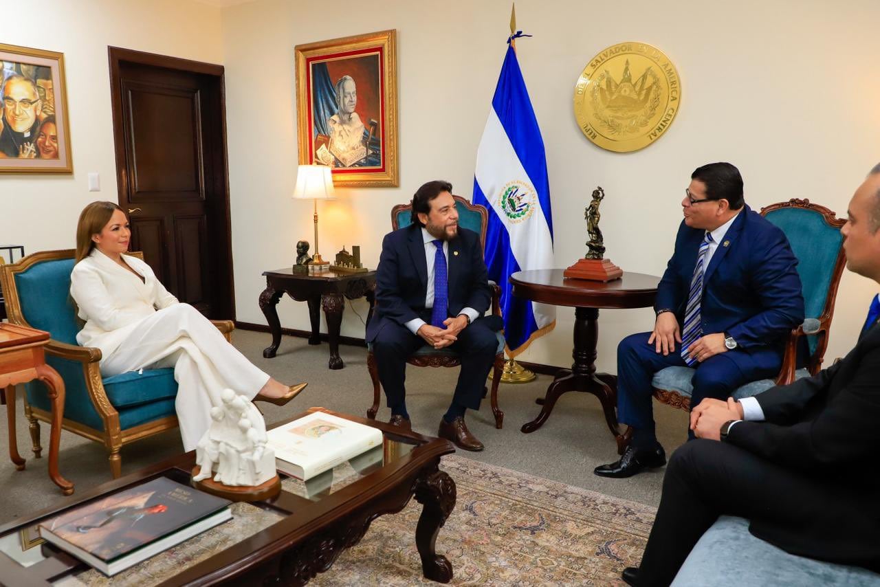 La articulación entre innovación y formación jurídica es clave para consolidar un Estado eficiente y responder a los retos actuales de El Salvador./ (Redes de Félix Ulloa)