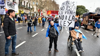 Con los números ajustados para el quórum, la oposición apela a la presión social para derogar el DNU 70
