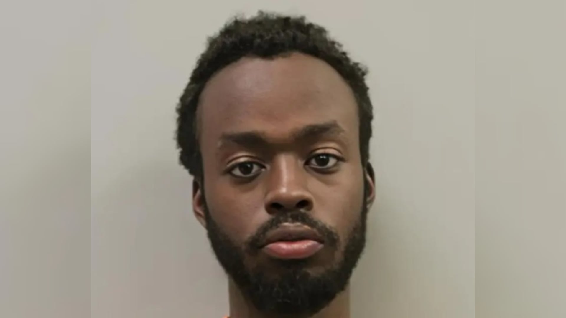 El guardia de seguridad de la iglesia Eden en Houston detuvo a Emmanuel Ahsono Mbwavi tras hallar una pistola cargada y más de 100 cartuchos (Departamento de Policía de Houston)