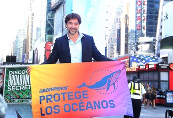 Bardem con un cartel de Greenpeace que dice "Protege los océanos" en una conferencia de prensa en Nueva York, el 19 de agosto de 2019 (Foto de MediaPunch/Shutterstock)