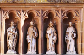 Majestuosidad de santos católicos en