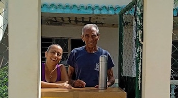El científico Raúl González Hernández vende café en La Habana a sus 81 años para complementar su jubilación. (Foto cortesía redes sociales)