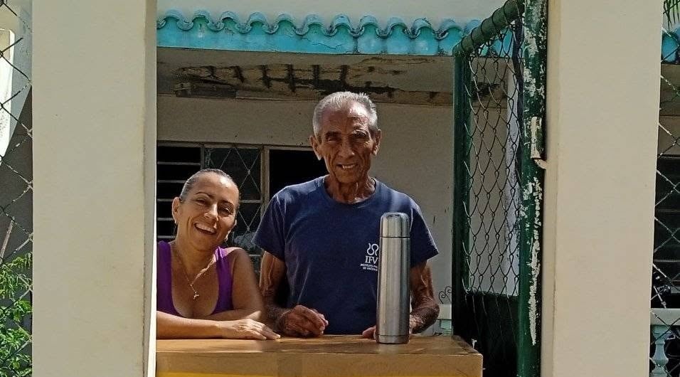 El científico Raúl González Hernández vende café en La Habana a sus 81 años para complementar su jubilación. (Foto cortesía redes sociales)