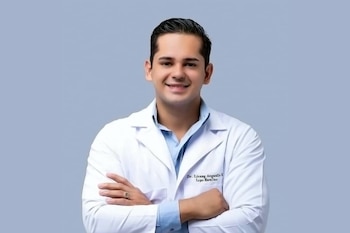 La PGR confirmó que Argüello Molina no cuenta con acreditación para ejercer cirugía plástica, estética y reconstructiva. (imagen retomada de Divergentes)