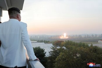 Kim Jong-un supervisa un lanzamiento