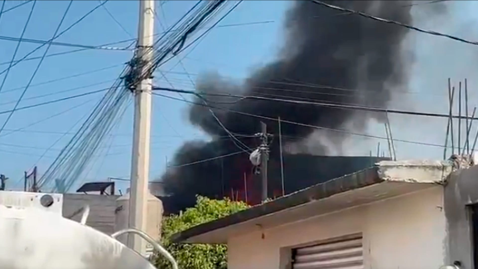 Se registra un incendio en una fábrica de plásticos en Ecatepec
(Captura de Pnatalla-X/adnNoticias)
