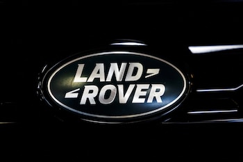 La NHTSA validó el llamado a revisión de Land Rover por orificios de drenaje insuficientes que pueden dañar la cámara de reversa (REUTERS/Piroschka van de Wouw)